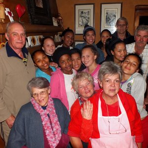 Saam met die kinders is voor vlnr Susan van Heerden, Stienie Geldenhuys en Christa de Vries. Agter regs is Gert Louw en Pieter de Vries van Gansbaai Lionsklub.